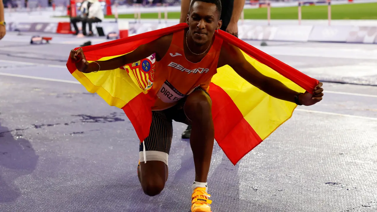 El atleta espa&ntilde;ol Jordan Alejandro D&iacute;az celebra el oro en la final de Triple salto masculino en el marco de los Juegos Ol&iacute;mpicos Par&iacute;s 2024, este viernes en el Estadio de Francia de Saint-Denis.   EFE/ Julio Munoz