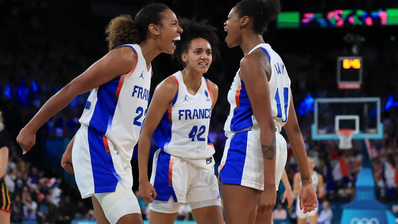 Paris (Francia), 09/08/2024.- Francia le discutir&aacute; el oro a Estados Unidos en la final del torneo ol&iacute;mpico de baloncesto femenino de Par&iacute;s 2024, que se disputar&aacute;, de nuevo en el Arena Bercy, este domingo, donde, previamente, B&eacute;lgica y Australia pelear&aacute;n por el bronce. EFE/EPA/RITCHIE B. TONGO