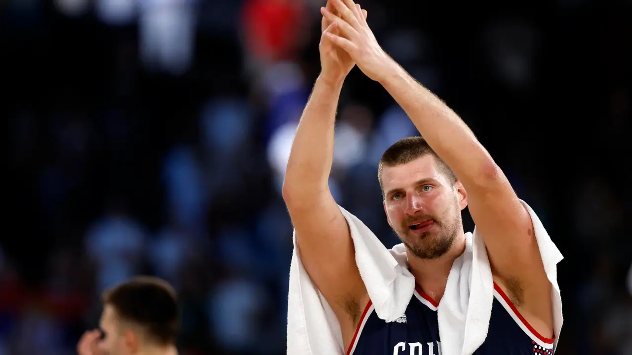 Nikola Jokic, de Serbia, celebra tras ganar el partido por la medalla de de bronce del torneo ol&iacute;mpico de baloncesto ante Alemania. EFE/EPA/CAROLINE BREHMAN