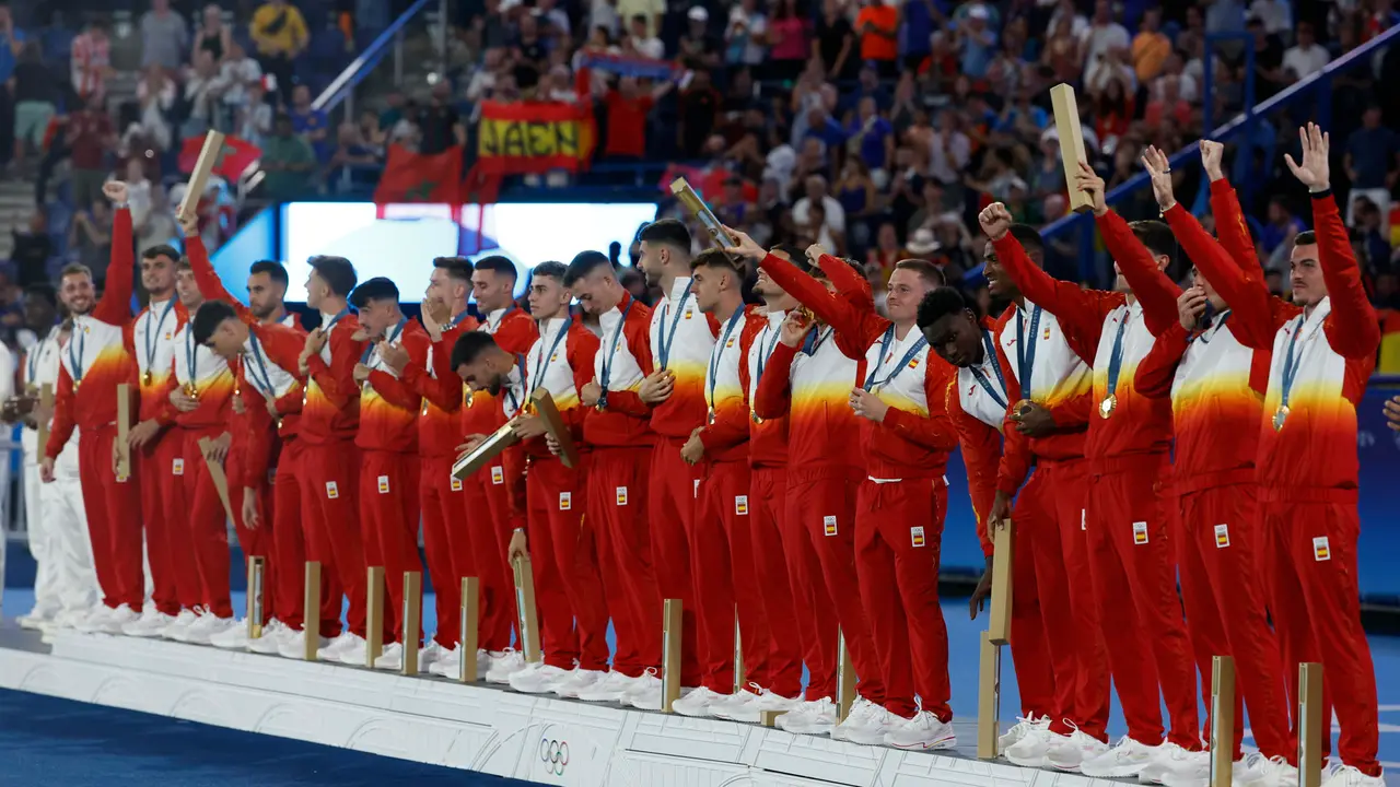Los jugadores espa&ntilde;oles posan con la medalla de oro conseguida en la final de f&uacute;tbol masculino de los Juegos Ol&iacute;mpicos de Par&iacute;s 2024 que Francia y Espa&ntilde;a han disutado este viernes en el Parc des Princes, de Paris . EFE/ Juanjo Martin