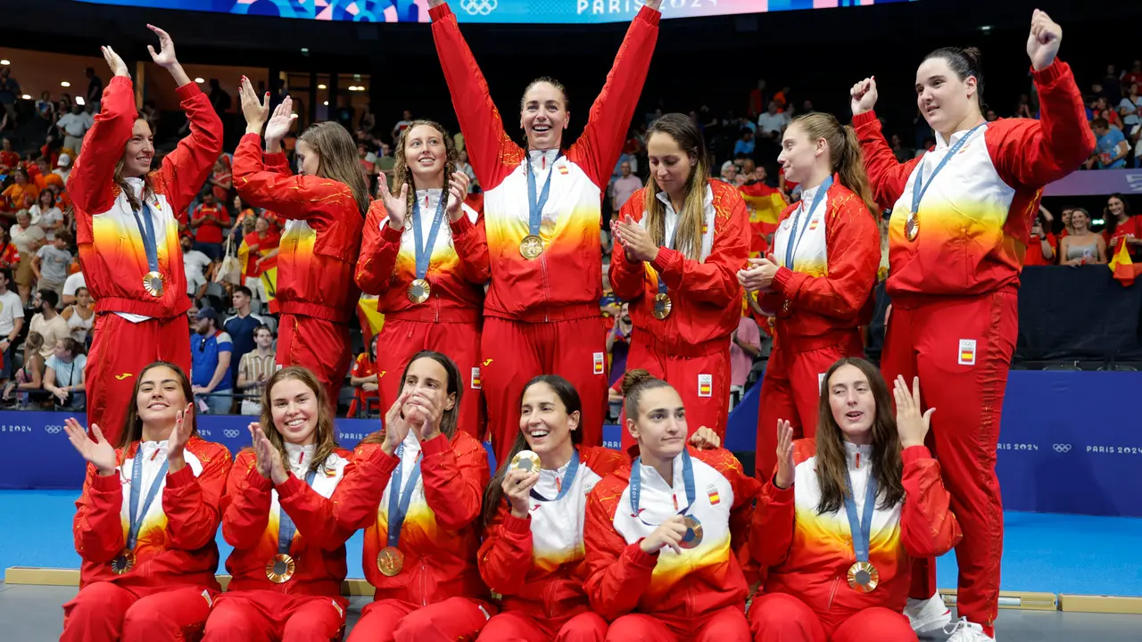 Las waterpolistas espa&ntilde;olas posan con la medalla de oro en el podio de los Juegos Ol&iacute;mpicos de Par&iacute;s 2024 este s&aacute;bado en Nanterre, Francia. EFE/ Lavandeira Jr.