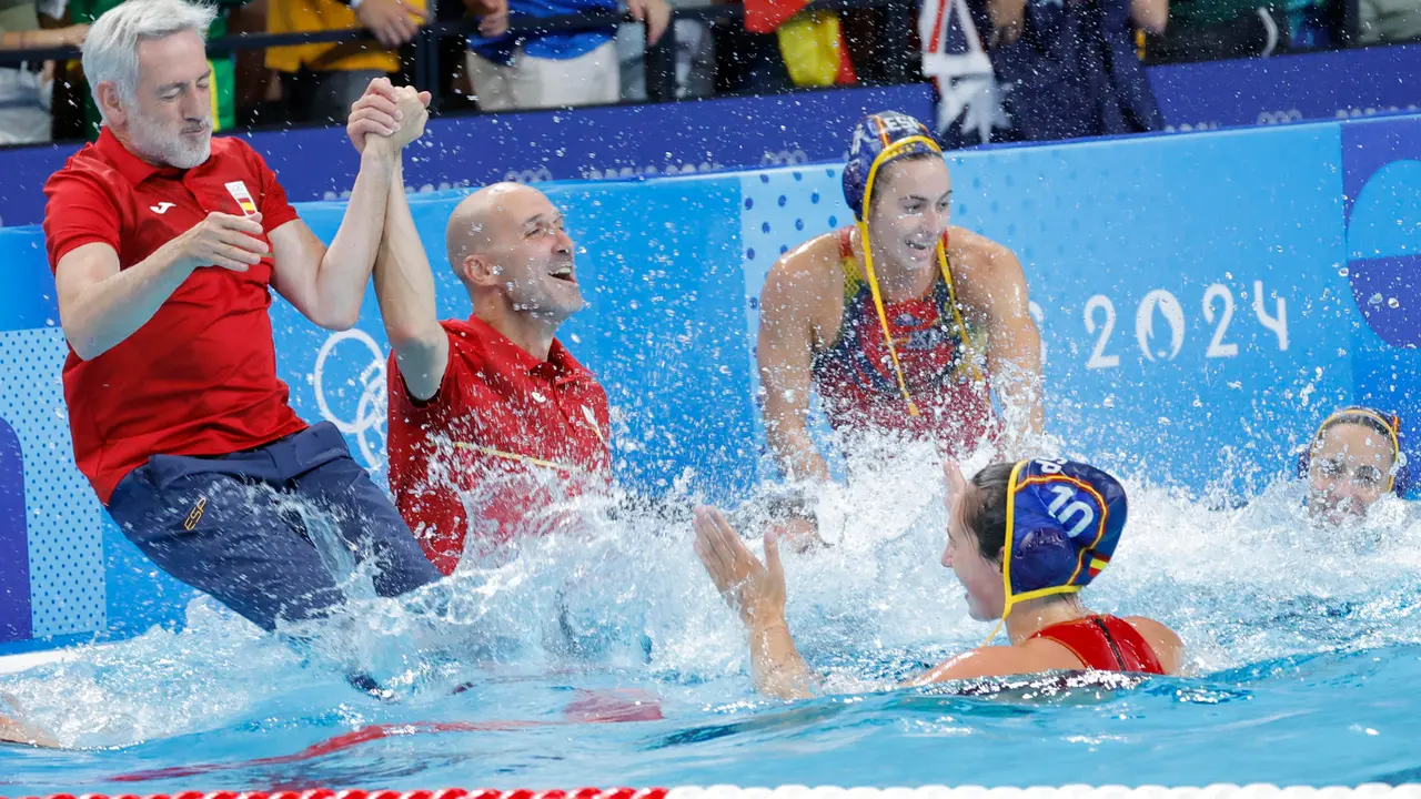 El seleccionador espa&ntilde;ol Miguel &Aacute;ngel Oca y el resto del equipo t&eacute;cnico se arroja a la piscina despu&eacute;s de que el equipo espa&ntilde;ol de waterpolo femenino ganara la medalla de oro de los Juegos Ol&iacute;mpicos de Par&iacute;s 2024 ante Australia este s&aacute;bado en Nanterre, Francia. EFE/ Lavandeira Jr.