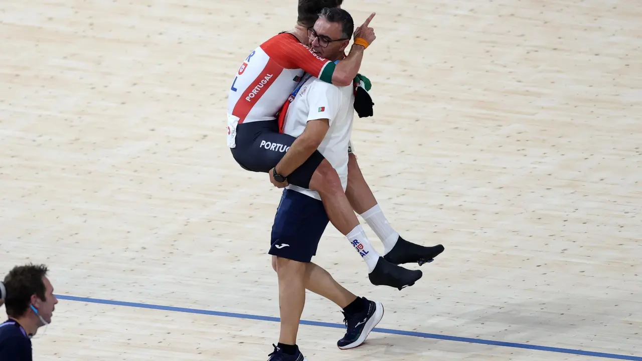 El portugu&eacute;s Iuri Leitao celebra el oro en el vel&oacute;dromo de Saint-Quentin-en-Yvelines en Saint-Quentin-en-Yvelines, Francia. EFE/EPA/MARTIN DIVISEK