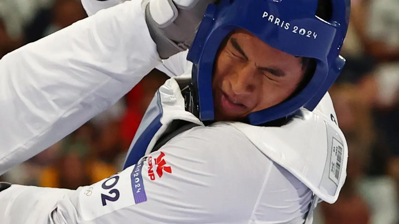 El mexicano Carlos Sansores (azul) ante la iran&eacute; Arian Salimi en el Grand Palais en Paris, Francia. EFE/EPA/DIVYAKANT SOLANKI