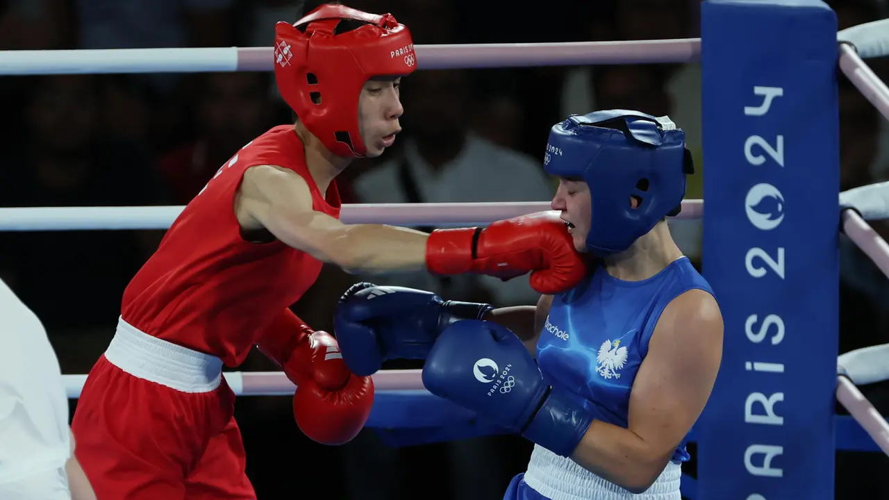 .- La boxeadora taiwanesa Lin Yu-ting (rojo) en acci&oacute;n ante la polaca Julia Szeremeta en el combate por la medalla de oro de Boxeo -57kg femenino, de los Juegos Ol&iacute;mpicos de Par&iacute;s 2024 este s&aacute;bado, en el Estadio Roland-Garros de la capital gala. EFE/ Kiko Huesca
