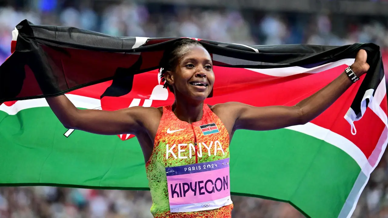 La atleta keniata Faith Kipyegon celebra su victoria en la prueba de los 1500m en Saint Denis. EFE/EPA/CHRISTIAN BRUNA