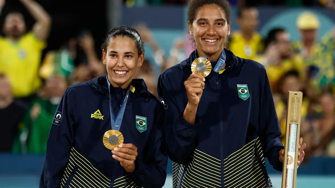 Ana Patricia Silva Ramos (d) y Eduara Santos Lisboa 'Duda' fueon registradas este viernes, 9 de agosto, al posar con sus medallas de oro del voleibol de playa femenino de los Juegos Ol&iacute;mpicos 2024, a los pies de la Torre Eiffel, en Par&iacute;s (Francia). EFE/Yoan Valat