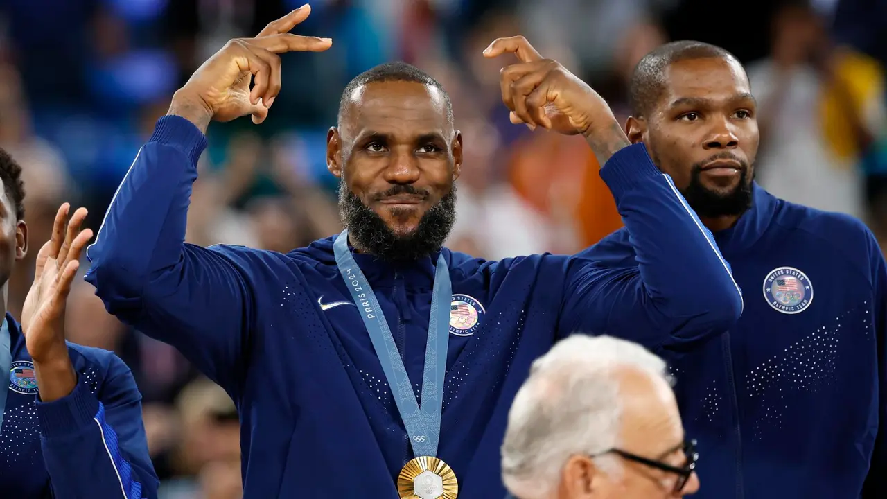 LeBron James, alero estrella de Estados Unidos, fue registrado este s&aacute;bado, 10 de agosto, al posar con la medalla de oro del baloncesto de los Juegos Ol&iacute;mpicos 2024, en el coliseo South Par&iacute;s Arena de la capital francesa. EFE/Caroline Brehman