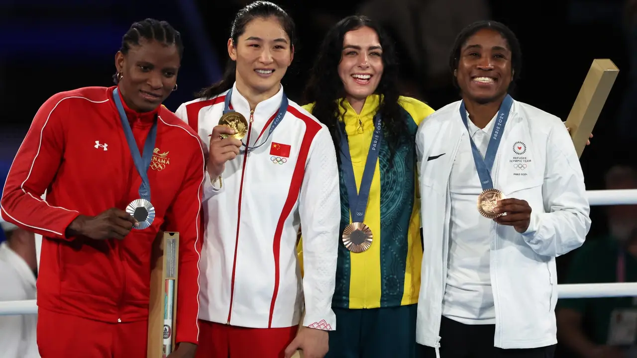 (De i a d) la paname&ntilde;a Atheyna Bibeichi Bylon, medalla de plata; la china Li Qian, medalla de oro; y la australiana Caitlin Parker y la refugiada Cindy Djanqueu Ngamba medallistas de bronce, fueron registradas este s&aacute;bado, 10 de agosto, al posar en el podio del boxeo femenino de los Juegos Ol&iacute;mpicos 2024 para la categor&iacute;a de los 75 kg, en el estadio Roland Garros de Par&iacute;s (Francia). EFE/Yahya Arhab
