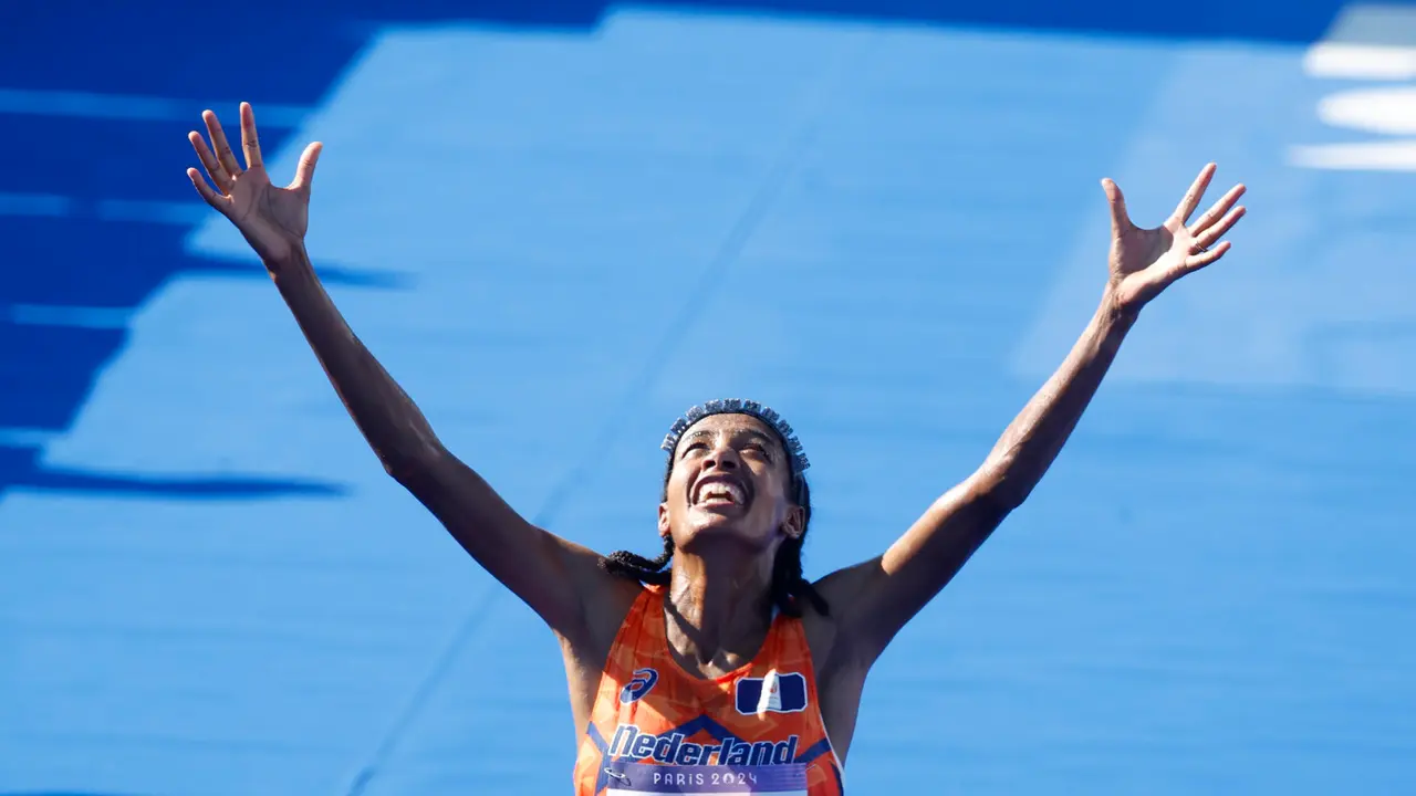 La atleta holandesa Sifan Hassan cruza la l&iacute;nea de meta para ganar el oro en la prueba de marat&oacute;n femenino de los Juegos Ol&iacute;mpicos de Par&iacute;s 2024 en la capital francesa este domingo. EFE/ Juanjo Mart&iacute;n