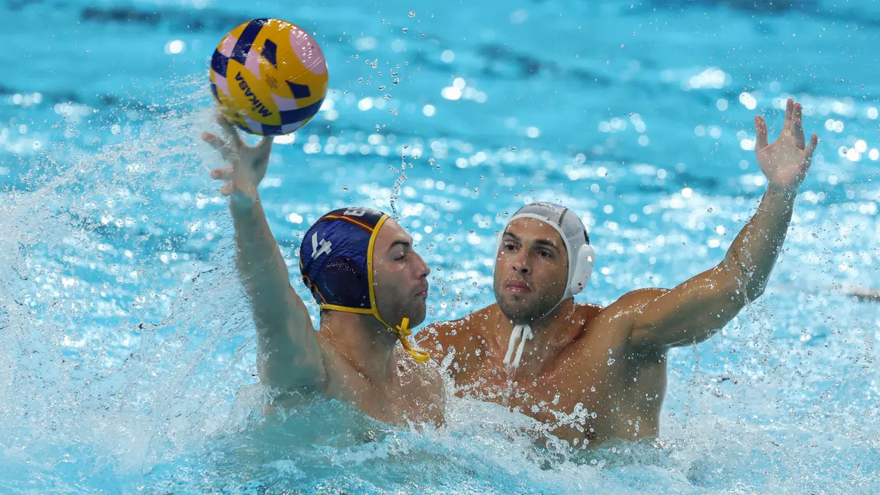 Bernat Sanahuja (C), de Espa&ntilde;a, en acci&oacute;n contra Grecia, durante el partido por la la 5&ordf;-6&ordf; posici&oacute;n del waterpolo masculino de los Juegos Ol&iacute;mpicos de Par&iacute;s 2024. EFE/ Kiko Huesca