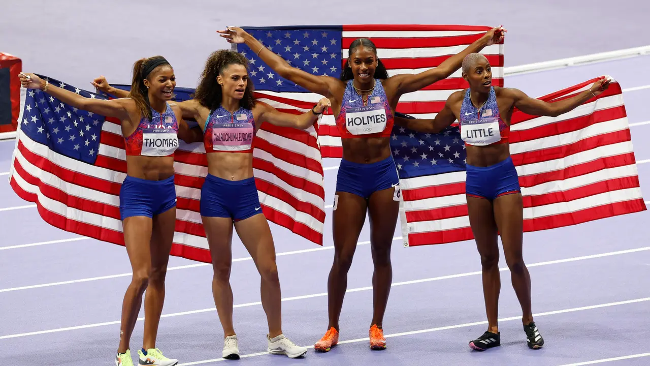 El equipo de Estados Unidos, tras ganar la final del relevo 4 x 400 m femenino en los Juegos Ol&iacute;mpicos de Par&iacute;s 2024.  EFE/ Julio Mu&ntilde;oz