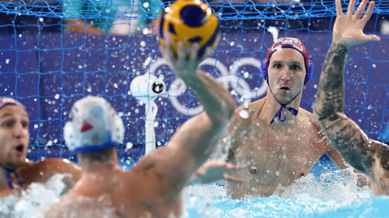 El portero croata Marko Bijac trata de detener un disparo de un jugador serbio, en la final de waterpolo en los Juegos Ol&iacute;mpicos de Par&iacute;s 2024 disputada en el Centro Acu&aacute;tico de Saint Denis. EFE/EPA/ANNA SZILAGYI