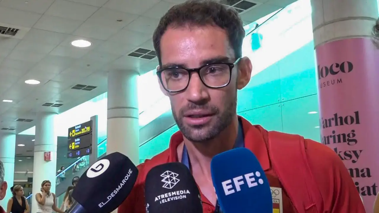 El espa&ntilde;ol &Aacute;lvaro Mart&iacute;n, campe&oacute;n ol&iacute;mpico del relevo mixto de marat&oacute;n de marcha junto a Mar&iacute;a P&eacute;rez,. EFE/EFE-TV