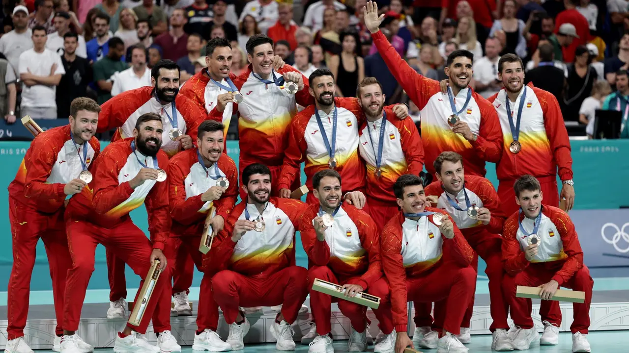 Los jugadores de Espa&ntilde;a celebran la consecuci&oacute;n del bronce ol&iacute;mpico. EFE/EPA/ALEX PLAVEVSKI