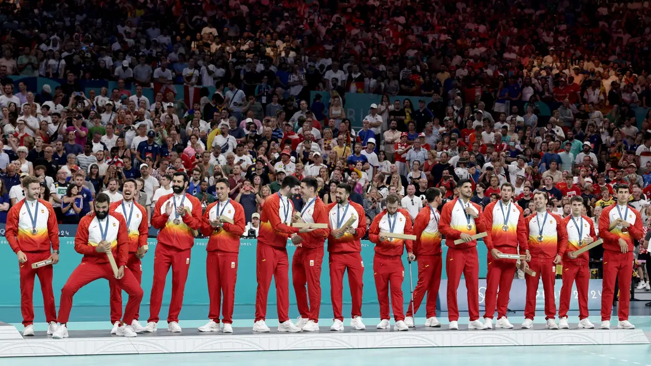 Espa&ntilde;a recibe el bronce en el podio. EFE/EPA/ALEX PLAVEVSKI