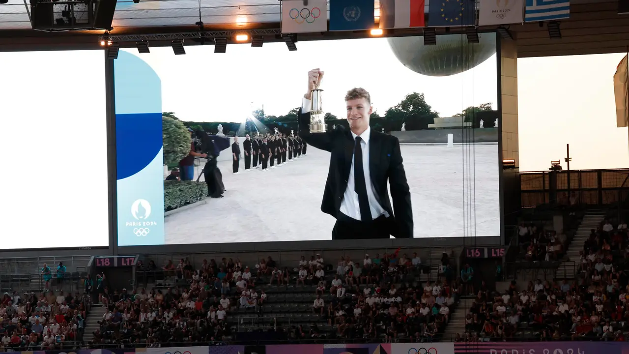 El nadador franc&eacute;s Le&oacute;n Marchand en una pantalla durante la ceremonia de clausura de los Juegos Ol&iacute;mpicos de Par&iacute;s 2024 celebrada este domingo, en el Estadio de Francia en Saint-Denis (Francia).EFE/ Lavandeira Jr