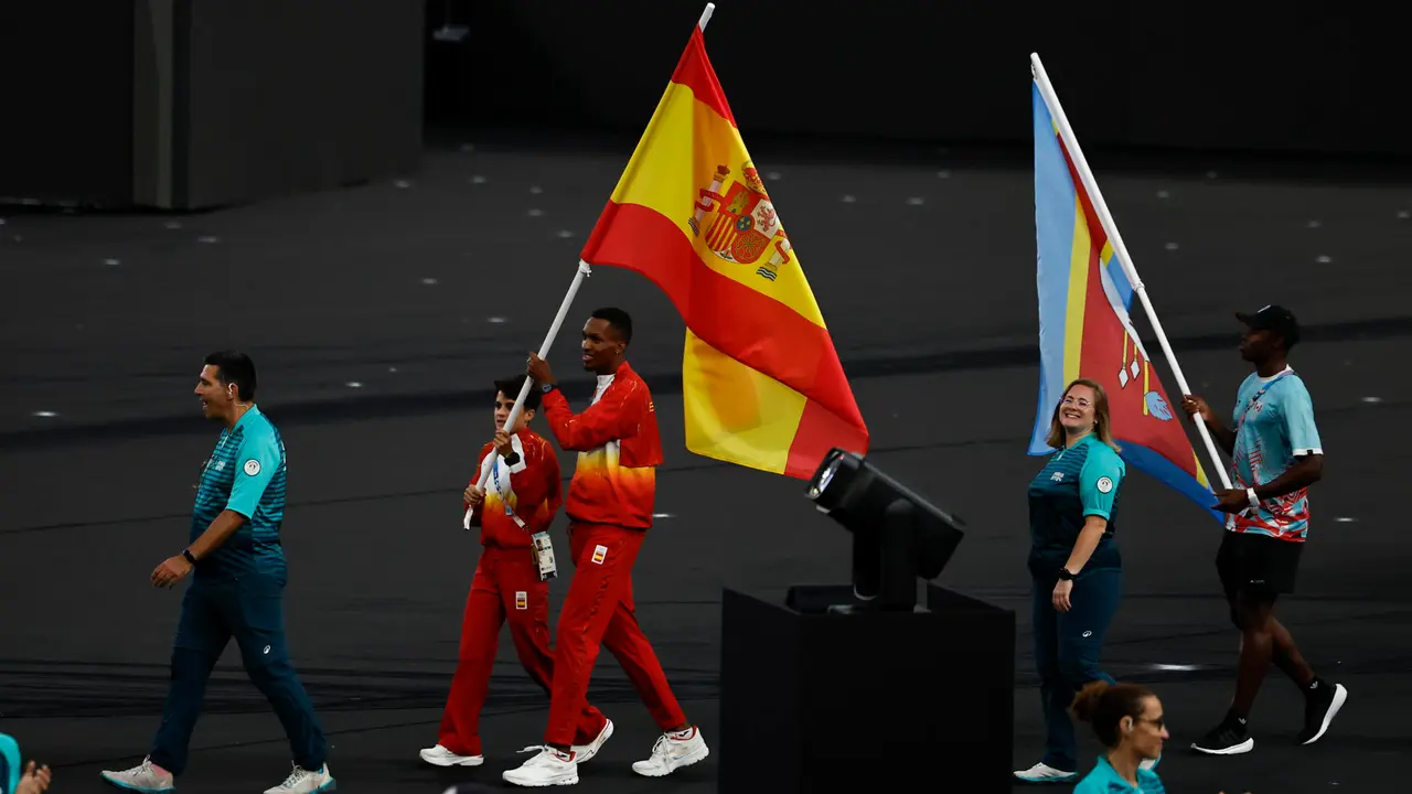 Los abanderados espa&ntilde;oles Mar&iacute;a P&eacute;rez y Jordan D&iacute;az durante la ceremonia de clausura de los Juegos Ol&iacute;mpicos de Par&iacute;s 2024 celebrada este domingo, en el Estadio de Francia en Saint-Denis (Francia).EFE/ Sashenka Guti&eacute;rrez