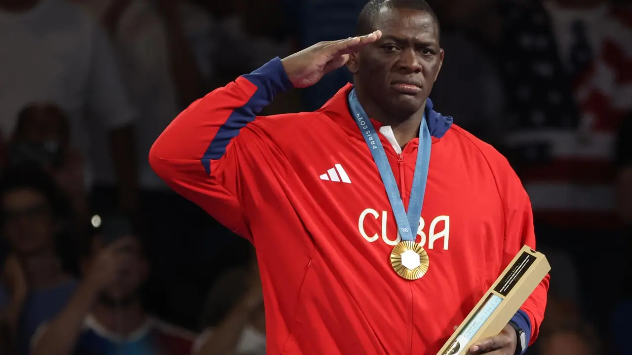 El cubano Mija&iacute;n L&oacute;pez fue registrado el pasado 6 de agosto al celebrar la obtenci&oacute;n de la medalla de oro de la lucha grecorromana de los Juegos Ol&iacute;mpicos 2024 para la categor&iacute;a de los 130 kg, en el coliseo South Par&iacute;s Arena de la capital francesa. EFE/Yanya Arhab