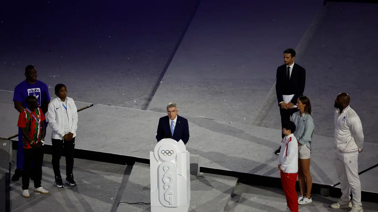 El presidente del COI, Thomas Bach (c), junto a los deportistas que representan cada continente, el cubano Mija&iacute;n L&oacute;pez (i), el keniano Eliud Kipchoge (2i), la primera medallista del equipo de Refugiados Cindy Ngamba (3i), la china Sun Yingsha (3d), la australiana Emma McKeon y el franc&eacute;s Teddy Riner (d), durante la ceremonia de clausura de los Juegos Ol&iacute;mpicos de Par&iacute;s 2024 celebrada este domingo, en el Estadio de Francia en Saint-Denis (Francia).EFE/ Miguel To&ntilde;a