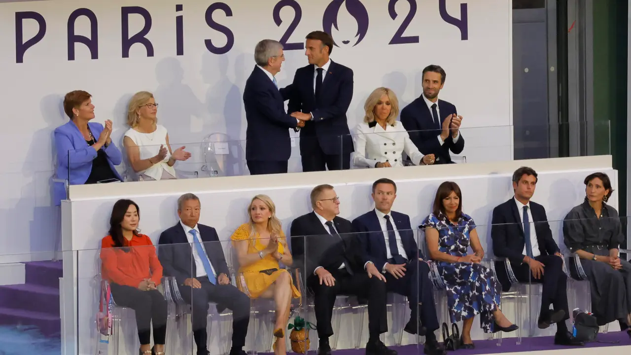 El presidente de la rep&uacute;blica francesa, Emmanuel Macron (3d-arriba), saluda al presidente del COI, Thomas Bach, durante la ceremonia de clausura de los Juegos Ol&iacute;mpicos de Par&iacute;s 2024 celebrada el domingo, en el Estadio de Francia en Saint-Denis (Francia). EFE/ Lavandeira Jr