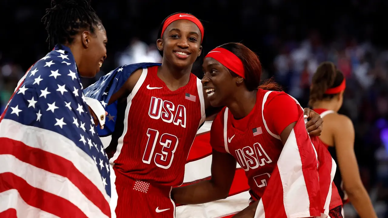 Las jugadoras de Estados Unidos celebran el oro tras ganar a Francia. EFE/EPA/CAROLINE BREHMAN