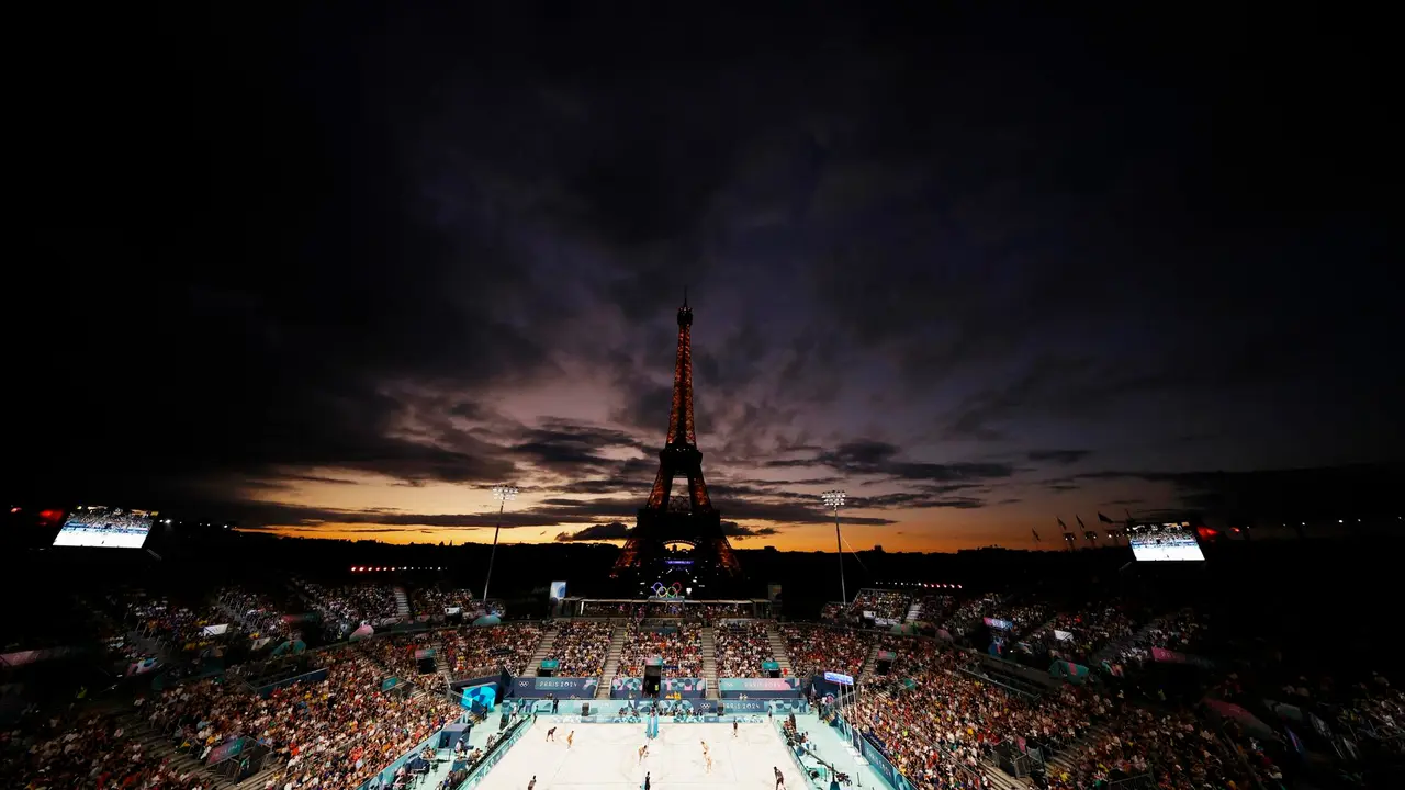 Vista general de la competici&oacute;n de vol&eacute;y playa a los pies de la Torre Eiffel que ha acogido a m&aacute;s de 450.000 espectadores, seg&uacute;n datos de la organizaci&oacute;n. EFE/EPA/YOAN VALAT