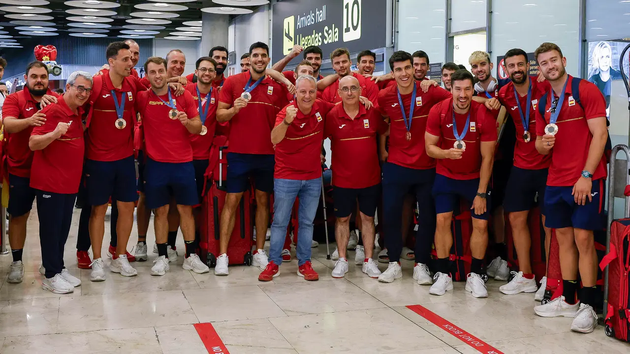 El equipo ol&iacute;mpico de balonmano, bronce en los Juegos Ol&iacute;mpicos Par&iacute;s 2024, muestra la medalla conseguida a su llegada al aeropuerto de Madrid Barajas con el grueso de la expedici&oacute;n ol&iacute;mpica. EFE/ J.J.Guillen