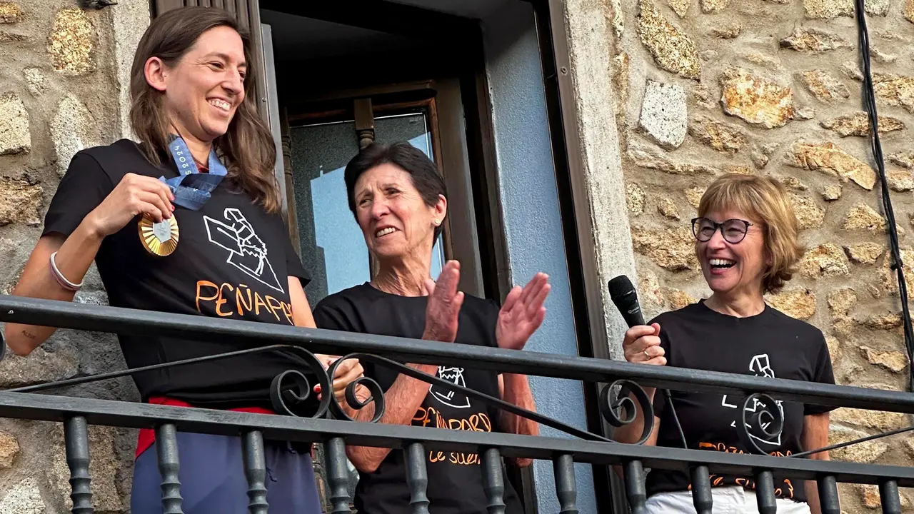 La localidad salmantina de Pe&ntilde;aparda recibe y homenajea hoy lunes a Laura Ester (i), reciente campeona ol&iacute;mpica en Par&iacute;s con la selecci&oacute;n de waterpolo. EFE/JMGARCIA