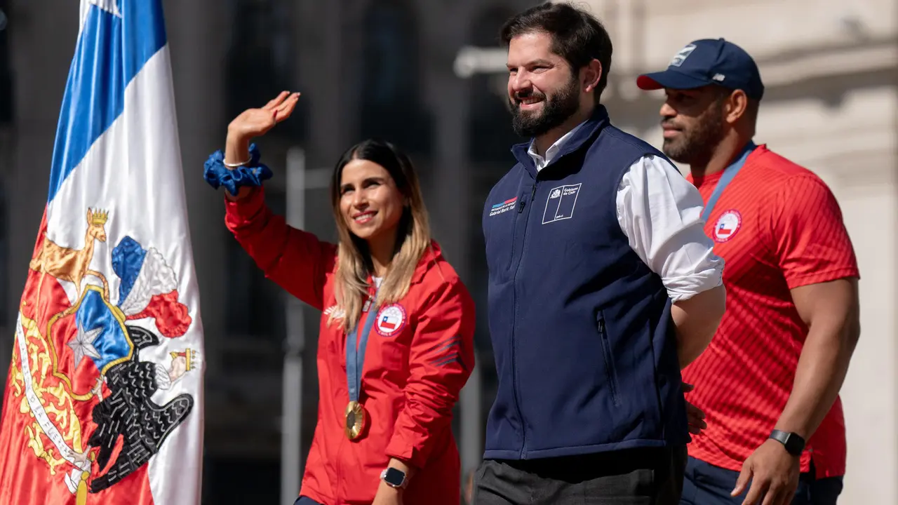 Fotograf&iacute;a cedida por la Presidencia de Chile del mandatario Gabriel Boric (c), junto a los medallistas ol&iacute;mpicos Francisca Crovetto (i) y Yasmani Acosta en Santiago (Chile). EFE/Presidencia De Chile
