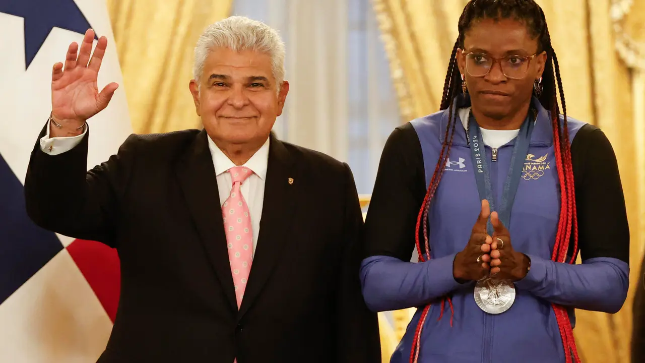 El presidente de Panam&aacute;, Jos&eacute; Ra&uacute;l Mulino (i), saluda junto a la medallista de plata en boxeo en Par&iacute;s 2024, Atheyna Bylon, este lunes, en el Palacio Presidencial en la Ciudad de Panam&aacute; (Panam&aacute;). EFE/ Bienvenido Velasco