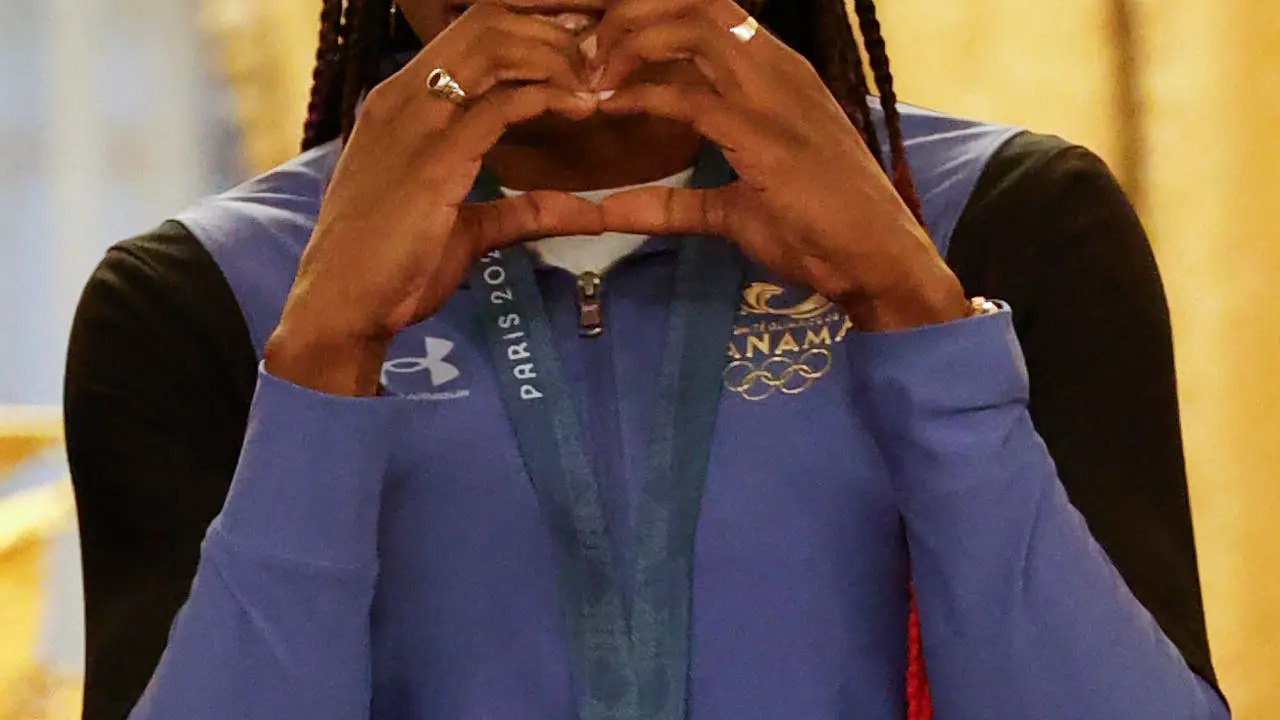 La medallista de plata en boxeo en Par&iacute;s 2024, Atheyna Bylon, posa este lunes, en el Palacio Presidencial en la Ciudad de Panam&aacute;. EFE/ Bienvenido Velasco