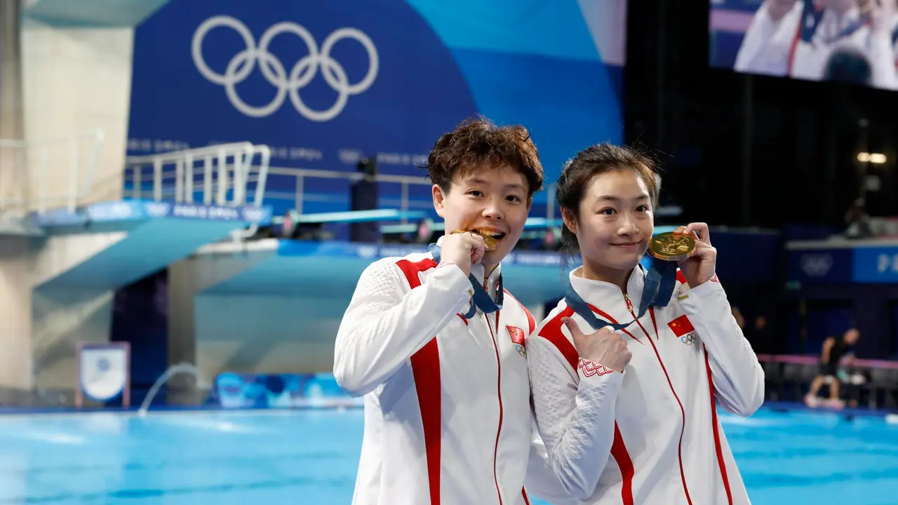 Las saltadoras chinas Chang Yani y Chen Yiwen posan con sus medallas de oro despu&eacute;s de ganar la final de trampol&iacute;n sincronizado de 3 m femenino en los Juegos Ol&iacute;mpicos de Par&iacute;s 2024. EFE/EPA/CAROLINE BREHMAN