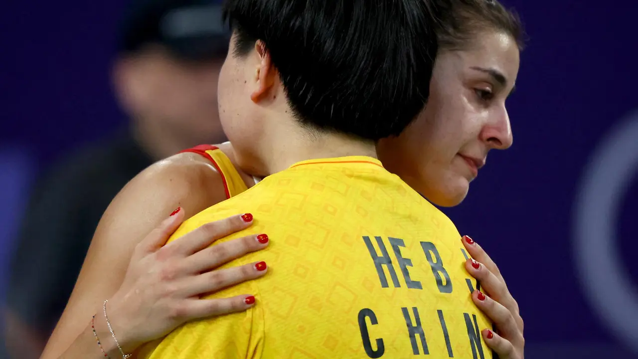 Carolina Mar&iacute;n consolada por la jugadora china He Bing Jiao, tras verse obligada a retirarse por una lesi&oacute;n en la semifinal individual del b&aacute;dminton den los Juegos Ol&iacute;mpicos de Par&iacute;s 2024. EFE/EPA/DIVYAKANT SOLANKI