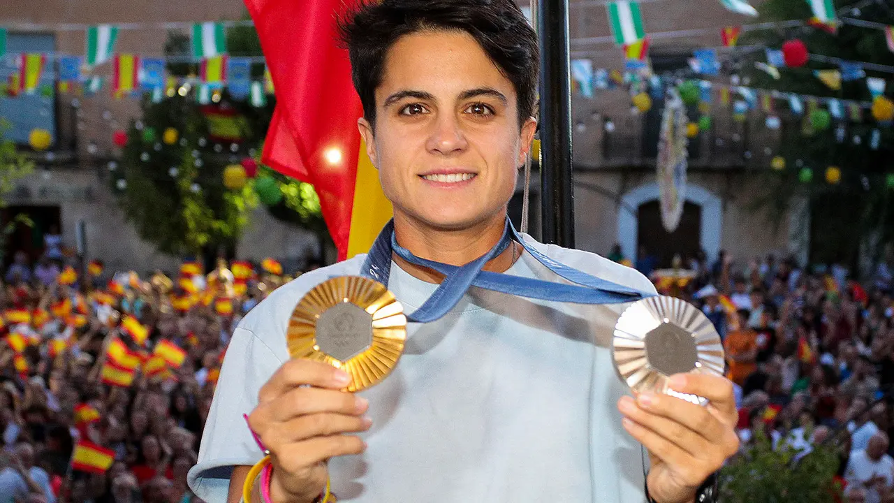 GRANADA, 13/08/2024.- La doble medallista en los juegos ol&iacute;mpicos de Par&iacute;s, Mar&iacute;a P&eacute;rez, es recibida en su pueblo natal, Orce Granada. La atleta Mar&iacute;a P&eacute;rez, doble medallista ol&iacute;mpica en los Juegos Ol&iacute;mpicos Par&iacute;s 2024, fue agasajada y vitoreada este martes por cientos de personas en Orce (Granada), su localidad natal, en el homenaje recibido por los &eacute;xitos logrados. EFE/ Pepe Torres
