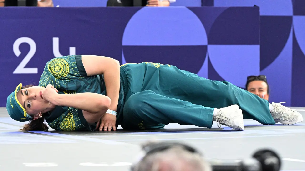 La representante australiana de 'breakdance' en los Juegos Ol&iacute;mpicos de Par&iacute;s, Rachel Gunn, durante su participaci&oacute;n.EFE/EPA/CAROLINE BLUMBERG