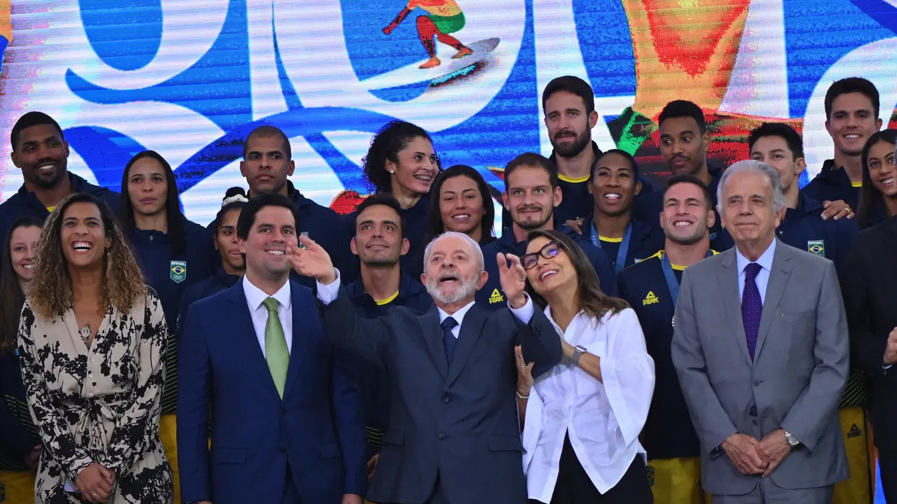 De I a D: la ministra de Igualdad Racial, Anielle Franco, el ministro de Deportes, Andre Fufucs, el presidente de Brasil, Luiz In&aacute;cio Lula da Silva, la primera dama Janja da Silva, y el ministro de Defensa, Jos&eacute; Mucio. EFE/Andr&eacute; Borges
