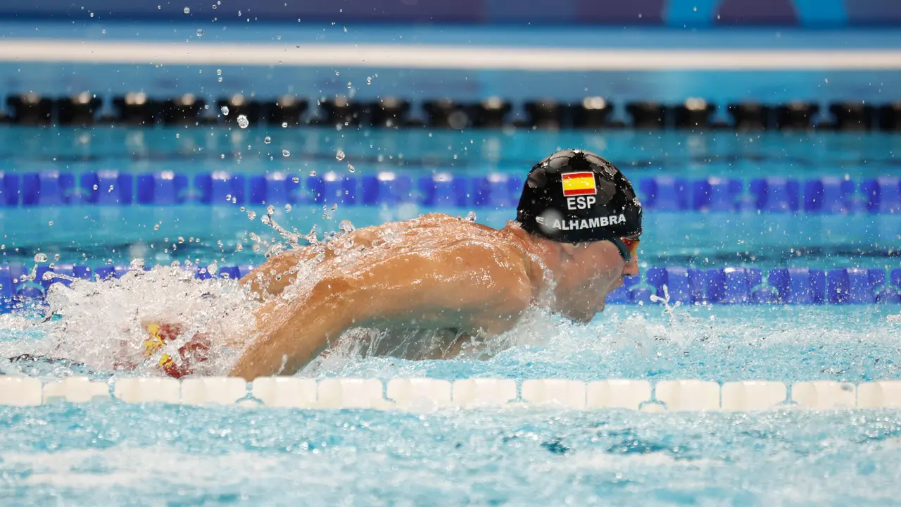 El nadador espa&ntilde;ol Enrique Jos&eacute; Alhambra compite en la prueba de 100m Mariposa S13 Masculino este jueves en los Juegos Paral&iacute;mpicos Par&iacute;s 2024. EFE/Javier Etxezarreta