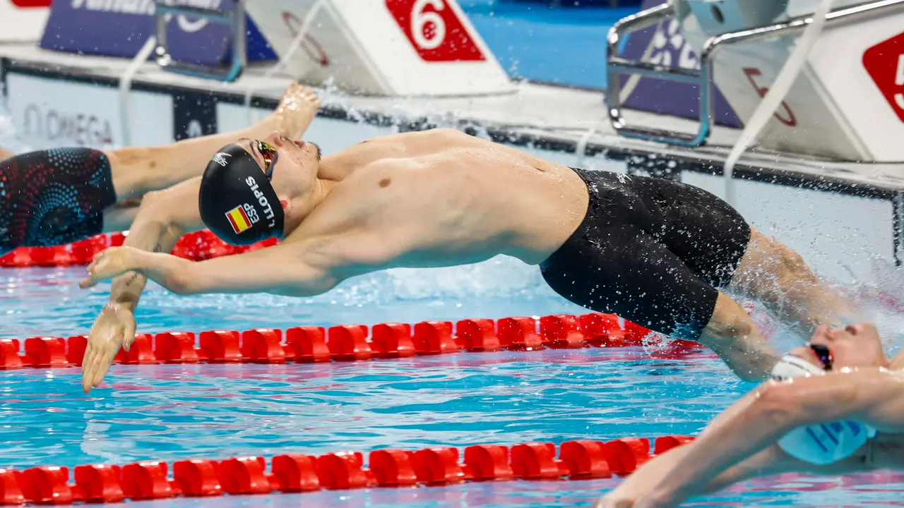 El nadador espa&ntilde;ol &Iacute;&ntilde;igo Llopis durante su participaci&oacute;n en la final de 100 metros espalda de los Juegos Paral&iacute;mpicos Par&iacute;s 2024, este s&aacute;bado en la capital francesa. EFE/ Javier Etxezarreta