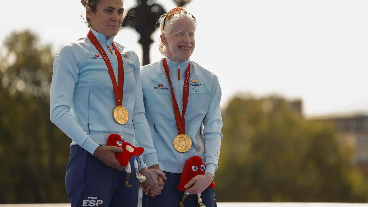 La atleta espa&ntilde;ola Susana Rodr&iacute;guez (d) en el podio junto a su gu&iacute;a Sara, tras haber conseguido la medalla de oro en la especialidad en triatl&oacute;n, este lunes en los Juegos Paral&iacute;mpicos Par&iacute;s 2024. EFE/ Javier Etxezarreta