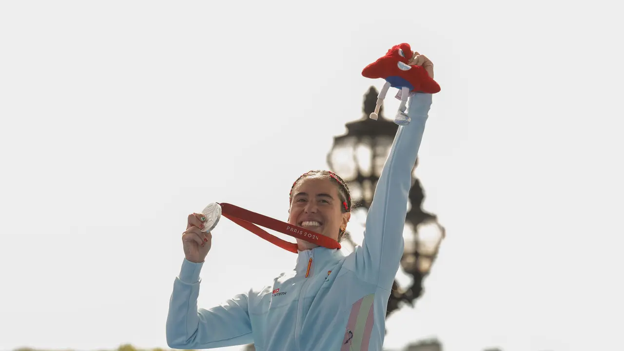 La atleta espa&ntilde;ola Marta Franc&eacute;s posa con su medalla de plata en el podio de la final individual femenina de la categor&iacute;a PTS4 de para triatl&oacute;n de los Juegos Paral&iacute;mpicos de Par&iacute;s 2024, disputada este lunes en la capital francesa. EFE/Javier Etxezarreta