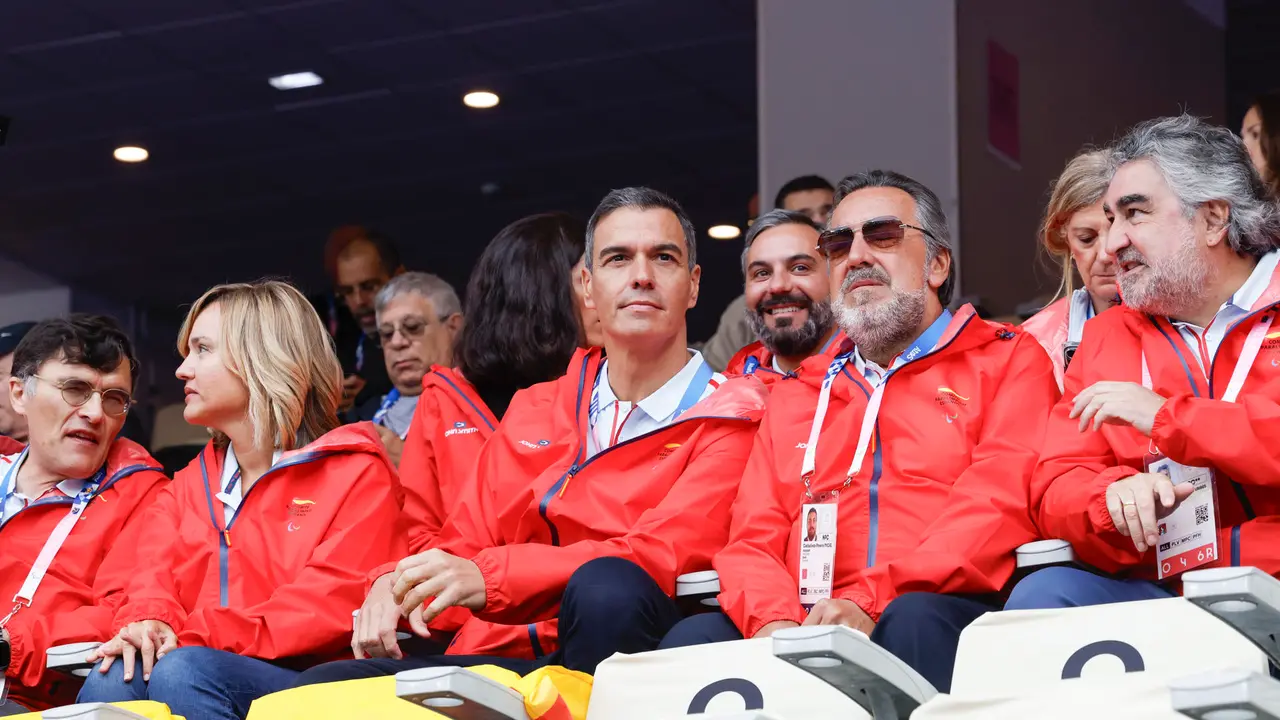 El presidente del Gobierno, Pedro S&aacute;nchez (c), junto a la ministra de Educaci&oacute;n, Formaci&oacute;n Profesional y Deportes, Pilar Alegr&iacute;a, el presidente del Comit&eacute; Paral&iacute;mpico Espa&ntilde;ol, Miguel Carballeda (2d), y el presidente del CSD, Jos&eacute; Manuel Rodr&iacute;guez Uribes, (d), en la jornada matutina de atletismo de los Juegos Paral&iacute;mpicos de Par&iacute;s. EFE/ Javier Etxezarreta