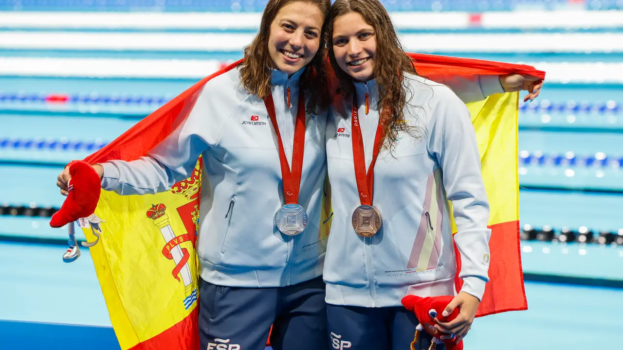 Las nadadoras espa&ntilde;olas Nuria Marqu&eacute;s (i), plata y Tasy Dmytriv , bronce , con su medalla tras la prueba de los 200 estilos clase SM9 de los Juegos Paral&iacute;mpicos de Par&iacute;s en los Juegos Paral&iacute;mpicos de Par&iacute;s este jueves. EFE/ Javier Etxezarreta