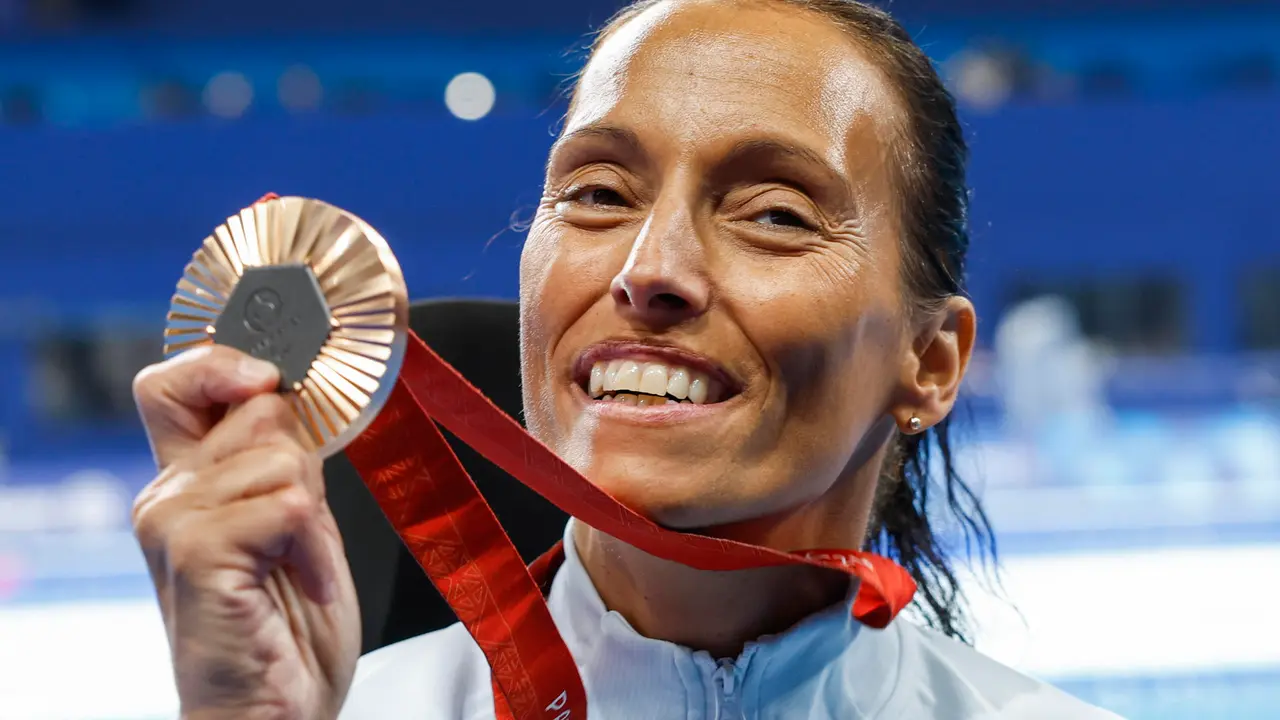 Imagen de la nadadora espa&ntilde;ola Teresa Perales celebrando su medalla de bronce en los 50 metros espalda S2 Femenino de los Juegos Paral&iacute;mpicos Par&iacute;s 2024, el pasado 31 de agosto. EFE/ Javier Etxezarreta