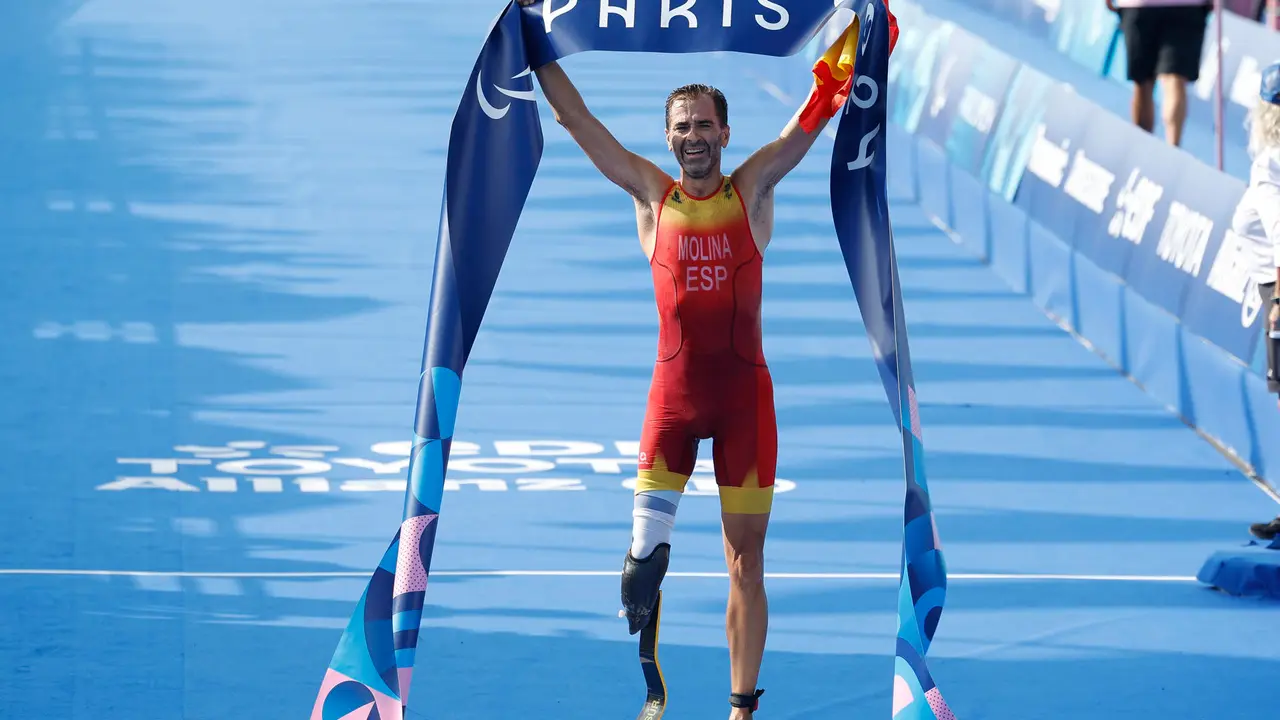 El triatleta espa&ntilde;ol Daniel Molina tras ganar la medalla de oro en la prueba de triatl&oacute;n de los Juegos Paral&iacute;mpicos de Par&iacute;s 2024, disputada este lunes en la capital francesa. EFE/Javier Etxezarreta