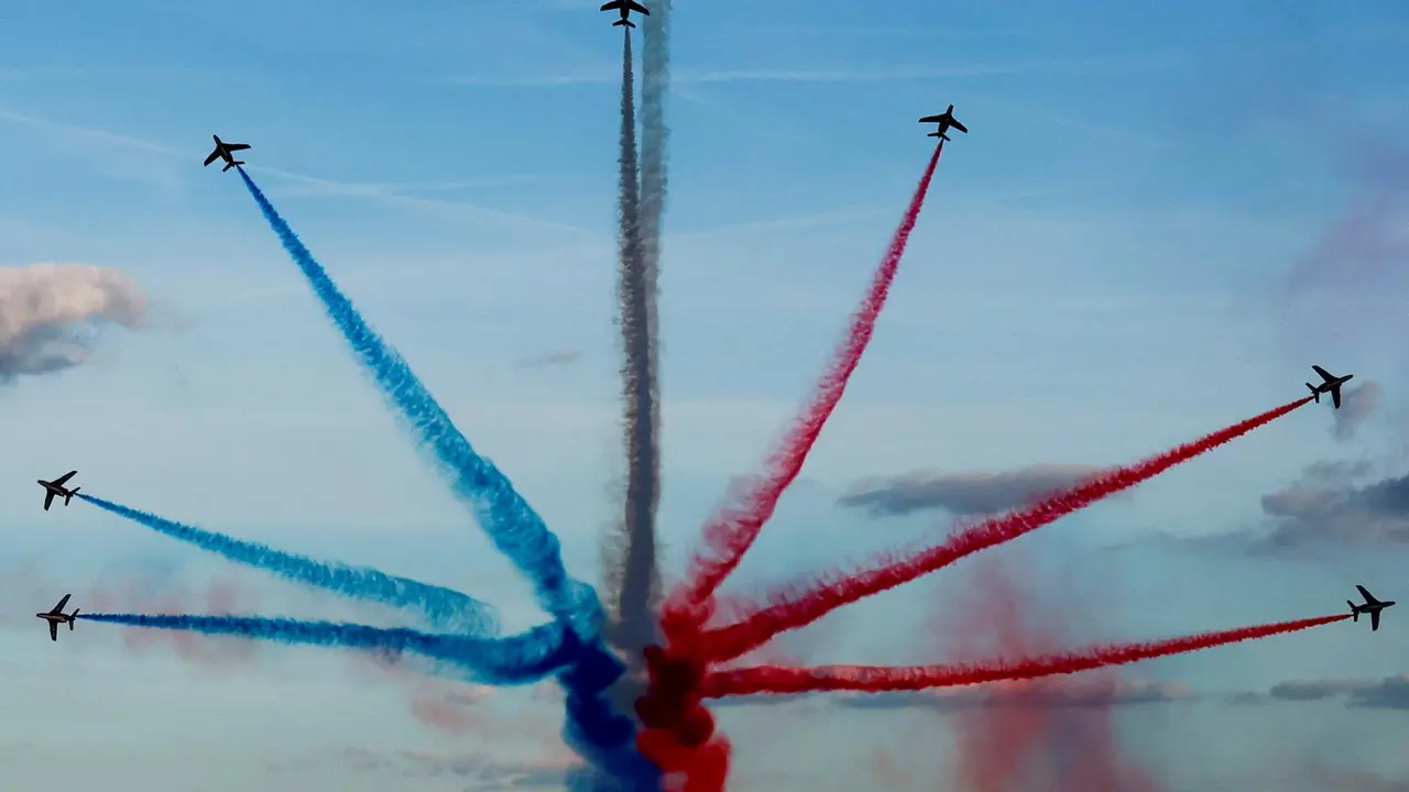 Acrobacias de la Patrouille francesa sobre los Campos El&iacute;seos.EFE/EPA/GONZALO FUENTES