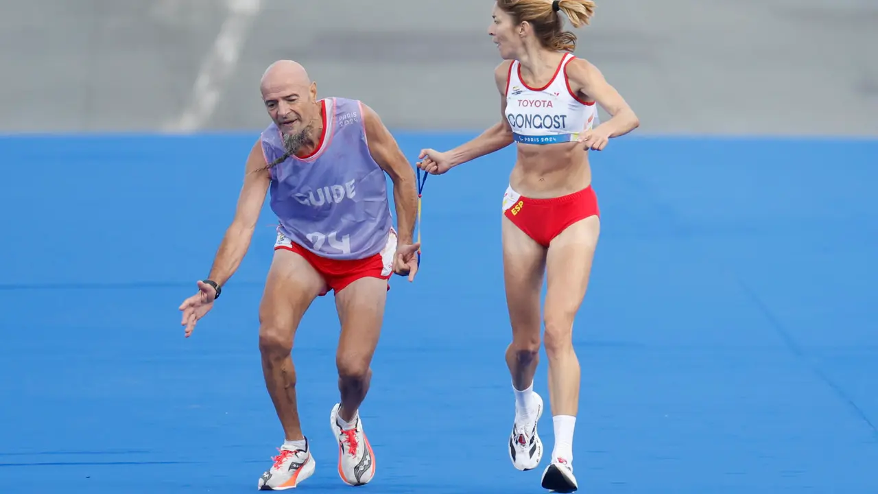 Momento en el que la atleta espa&ntilde;ola Elena Congost, ayuda a su gu&iacute;a, lo que le cost&oacute; la medalla de bronce en la final de la marat&oacute;n T12 femenino, de los Juegos Paral&iacute;mpicos de Par&iacute;s 2024. EFE/ Javier Etxezarreta