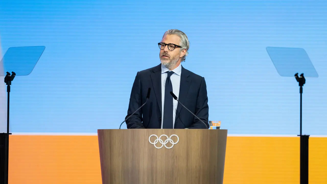 El presidente del comit&eacute; organizador de los Juegos de Los &Aacute;ngeles 2028, Casey Wasserman, afirm&oacute; este jueves que no prev&eacute; "ning&uacute;n problema, ninguno, para ning&uacute;n pa&iacute;s" con los visados de acceso a Estados Unidos con motivo de la cita ol&iacute;mpica. "Desde nuestra candidatura hemos trabajado con cuatro administraciones diferentes y con tres presidentes y todos ellos han mostrado su compromiso total con el acceso de todo el mundo y con la Carta Ol&iacute;mpica", dijo Wasserman en Costa Navarino (Grecia), donde se re&uacute;ne la 144 Sesi&oacute;n del COI. EFE/ COI/Greg Martin