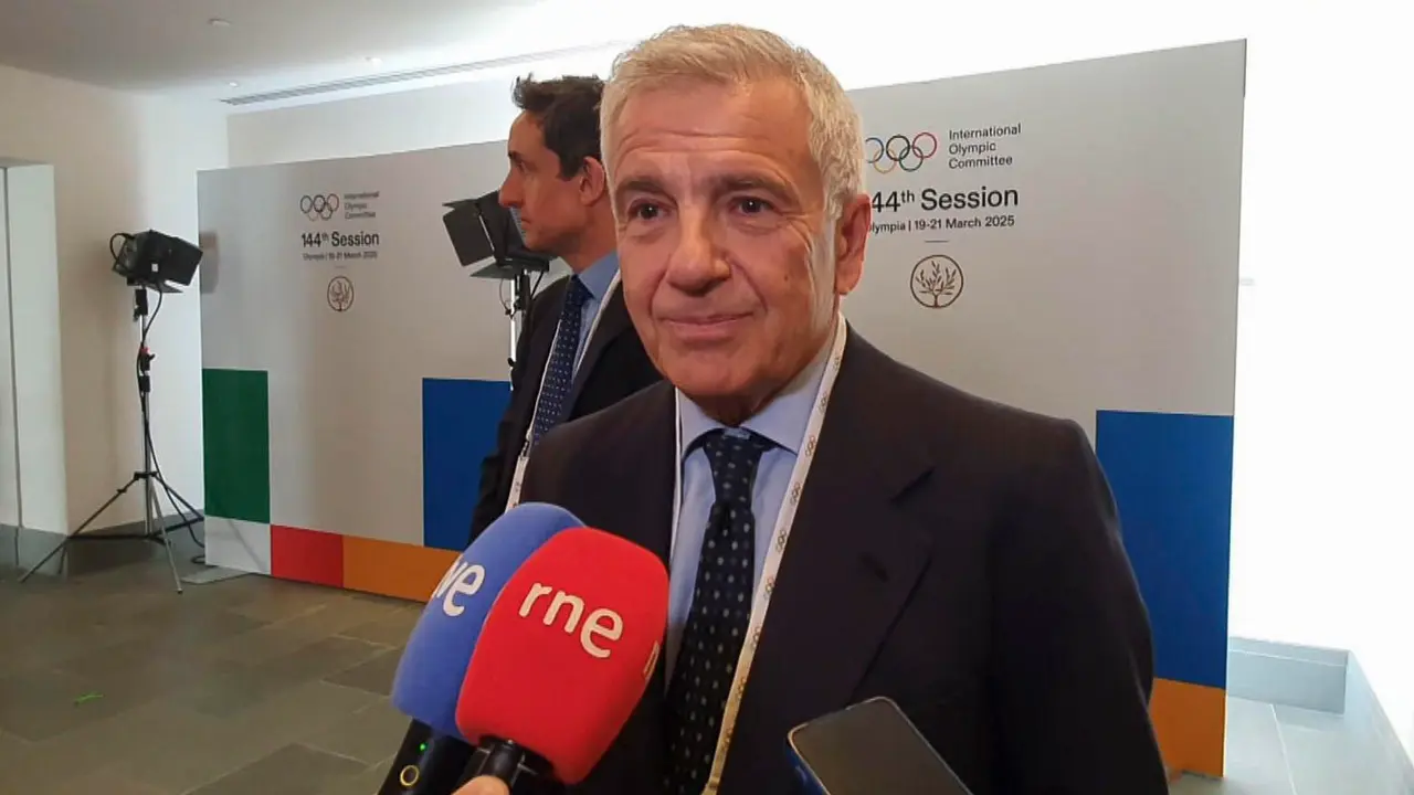 Juan Antonio Samaranch, candidato a presidente del COI en las elecciones de este jueves, realiza declaracines a la prensa en las que ha asegurado que aprovechar&iacute;a "cada minuto" durante su almuerzo con el resto de miembros del COI en Costa Navarino (Grecia) para intentar cerrar sus apoyos.EFE/ EFE TV
