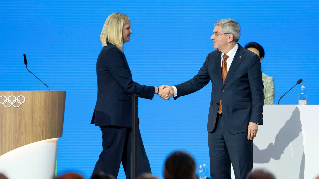 La zimbabuense Kirsty Coventry (i) recibe la felicitaci&oacute;n de Thomas Bach (d) tras ser elegida presidenta del Comit&eacute; Ol&iacute;mpico Internacional (COI) en Costa Navarino (Grecia). EFE/Greg Martin/IOC - SOLO USO EDITORIAL/SOLO DISPONIBLE PARA ILUSTRAR LA NOTICIA QUE ACOMPA&Ntilde;A (CR&Eacute;DITO OBLIGATORIO)